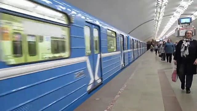 Электропоезд метро типа 81-717/714 на станции Площадь Маркса смотреть онлайн