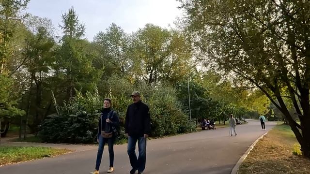 Спеша домой из школы, дочурка доярки заметила старушку, оплакивающую кого-то… А тронув незнакомца… смотреть онлайн