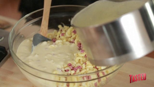 Reuben Sandwich + Homemade Mac 'n Cheese = Dude Food смотреть онлайн