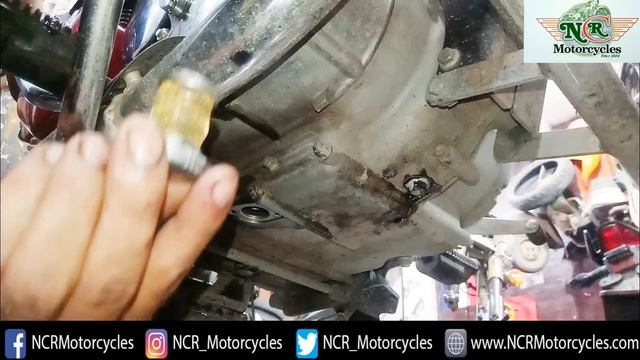 How to flush oil and change it in Royal Enfield & all bikes смотреть онлайн