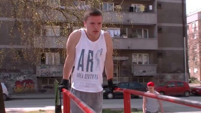 Ulična gimnastika izuzetno popularna kod Šapčana смотреть онлайн