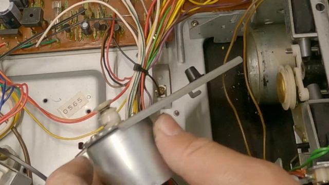 Replacing belts on a cassette deck CT-300 смотреть онлайн