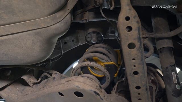 Jak vyměnit pružina zadního na NISSAN QASHQAI 1 (J10) [NÁVOD AUTODOC] смотреть онлайн