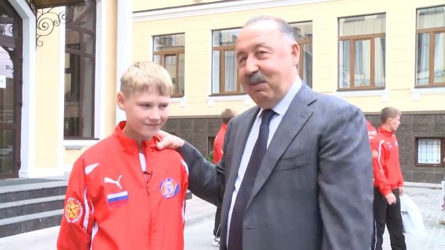 Саша 2002 г.р -центральный нападающий футбольной команды смотреть онлайн
