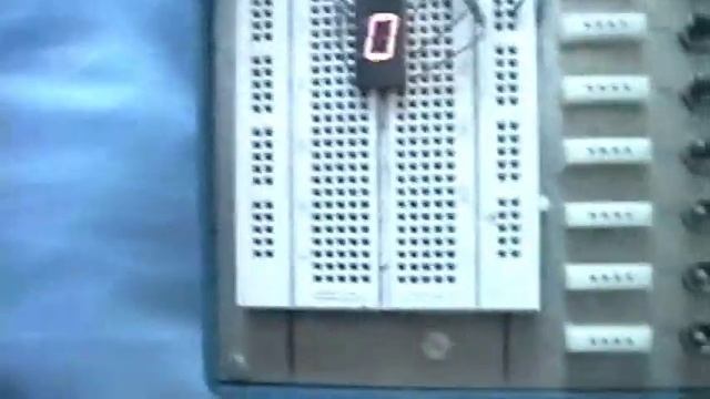 My first Counter!! Uses 7490 and 7447 ICs, and a common anode 7-segment LED display. смотреть онлайн