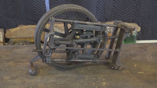 Странный ручной инструмент для сверления пазов. смотреть онлайн