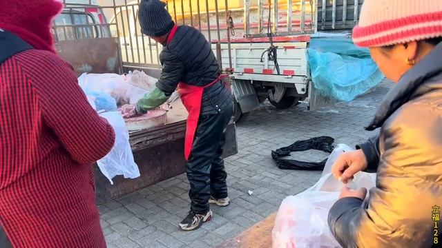 農村驚現800公斤超大肥豬，大早上老孟還沒出攤，幾十號人都排隊等著搶大肥肉！【立福128】