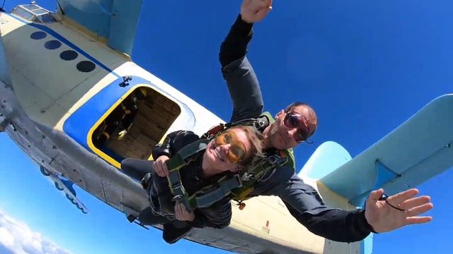 Первый прыжок с парашютом смотреть онлайн