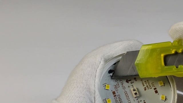 Put Cell Battery On Led Bulb and You Will Be Amazed at The Result! смотреть онлайн