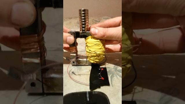 Получение тока от косания  металлической платы