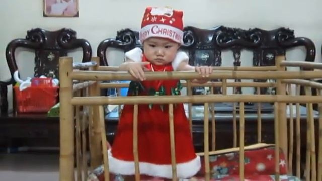 Em Bé 11 Tháng Nhảy Con Bướm Xinh điêu Luyện (Hot XXX)