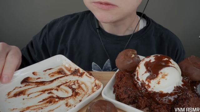 ASMR Hot Fudge Chocolate Pudding Cake with Ice Cream & Belgian Chocolate Cream Puffs смотреть онлайн
