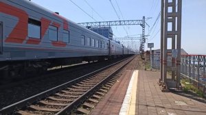 Электровоз 2ЭС4К с пассажирским поездом Адлер - Красноярск | Большой Сочи Адлер платформа Известия