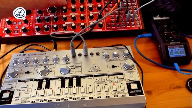 BEHRINGER TD-3 SR + NEUTRON // EXTERNAL EXTENSION 2 смотреть онлайн