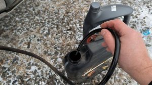 Откачка через щуп отработанного масла китайским насосом из Renault Duster на пробеге 200000км