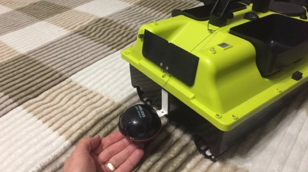 Как прикрепить эхолот Fish Finder к кораблику.