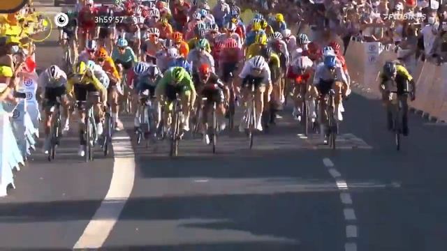 Caleb Ewan INSANE Bike Throw Photo Finish | 2020 Tour de France смотреть онлайн