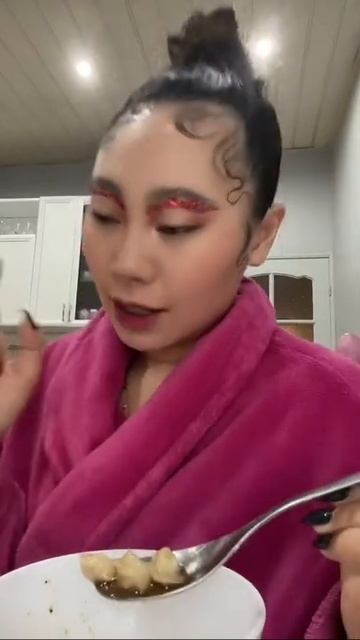 КАК В КИТАЕ ЕДЯТ ПЕЛЬМЕНИ #Shorts смотреть онлайн