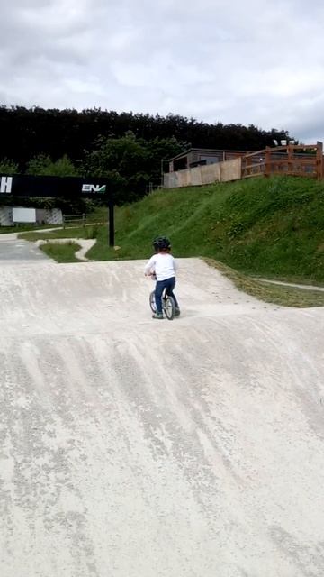 Strider bike rider Rhianon age 4 bmx track смотреть онлайн