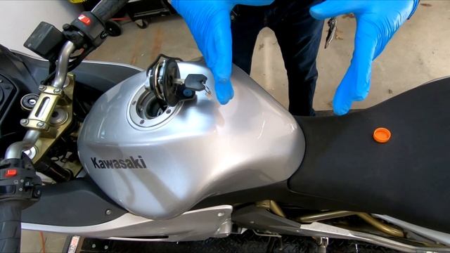 How To Empty Motorcycle Gas Tank - Kawasaki Ninja 650 смотреть онлайн