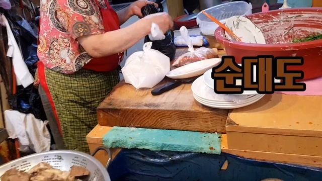 계란만두서동미로시장의맛나분식에서포장해서집에서먹기/Let's buy egg dumplings/tteokbokki/sundae and eat it at home. смотреть онлайн