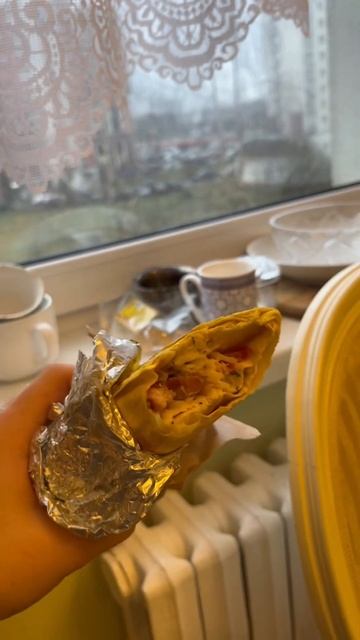 Шаурма в пиве. Сырная за 8 рублей !? Компактный вкус #минск#shorts#шаурма#донер#фудблогер#шавен смотреть онлайн