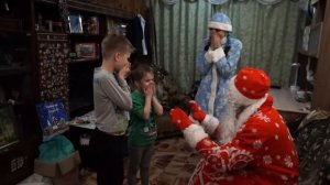 Приход Деда Мороза на дом. Младший в шоке!