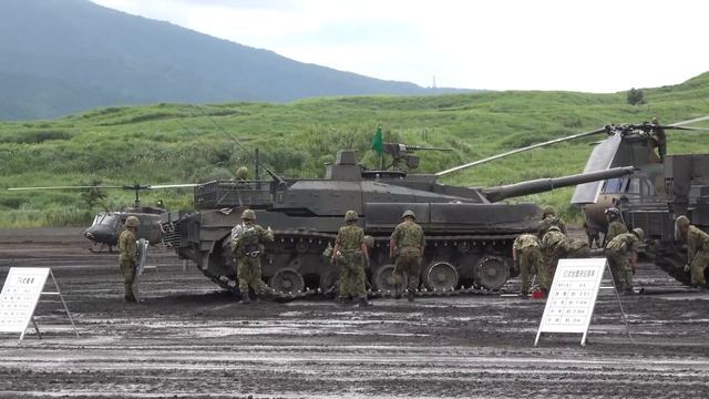 10式戦車　演習中思わぬアクシデントに見舞われたが・・90式回収車により牽引。: The unexpected accident of a type-10 tank. смотреть онлайн