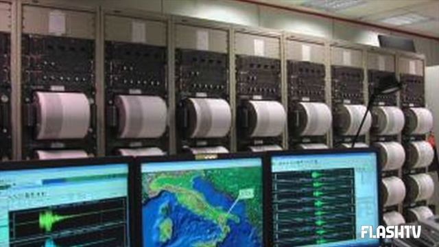 ULTIM’ORA NUOVA FORTE SCOSSA NEL SUD ITALIA: ANCORA PAURA A NAPOLI смотреть онлайн