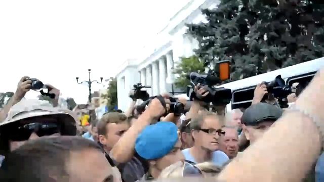 Королевскую под крики проститутка прогнали с площади под Верховной Радой смотреть онлайн