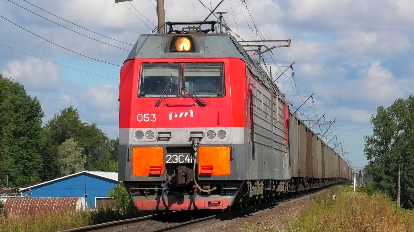 2ЭС4К-053 "Дончак" с грузовым поездом смотреть онлайн
