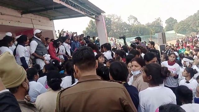 kangres ke neta ne race lagvai us mai ki dhoka dadi . Girls kar rai hai virodh смотреть онлайн