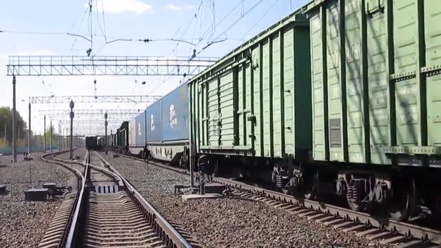 2ЭС6-422 и 2ЭС6-423 с грузовыми поездами и приветливыми локомотивными бригадами смотреть онлайн