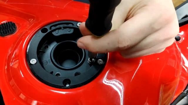 Ducati Panigale V4 S Fuel Tank Cap Flange + Tank lid quick fastener CNC Racing Carbonworld de смотреть онлайн