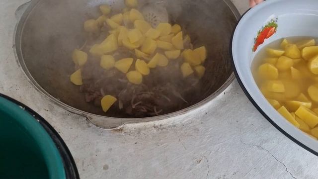 ҚАЗАНДА ҚУЫРЫЛҒАН ҚУЫРДАҚ / СИЫР ЕТІНЕН ДАЛАДАҒЫ ОШАҚТА ҚУЫРДАН ПІСІРДІК / АУЫЛ ӨМІРІНЕН КӨРІНІС смотреть онлайн