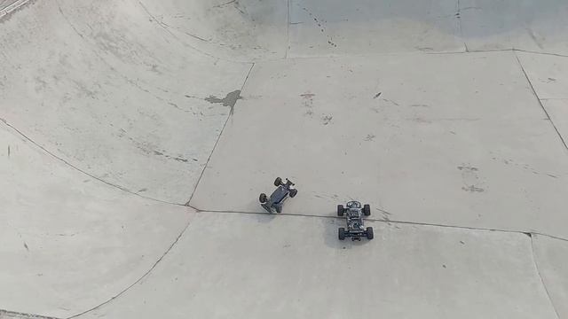 Arrma Kraton 6s exb, vortex 3s, Traxxas Sledge 6s, Maxx v2 and Tekno mt410 skatepark bash time смотреть онлайн