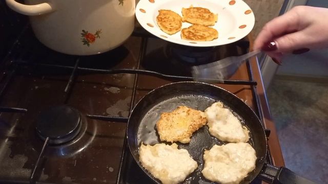 24/12 23 КАБАЧКОВЫЕ ОЛАДЬИ С СЫРОМ И ЧЕСНОКОМ. БРОНЕБОЙНЫЕ СНАРЯДЫ. ВЫДАВИЛА С ИСПУГУ. смотреть онлайн