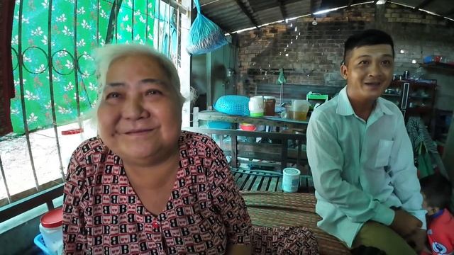Anh Bán Bánh Mì Dạo Bị Thần Kinh Tại Vĩnh Long Hạnh Phúc Nhận Quà Hảo Tâm Từ Mỹ | Khương Nhựt Minh смотреть онлайн