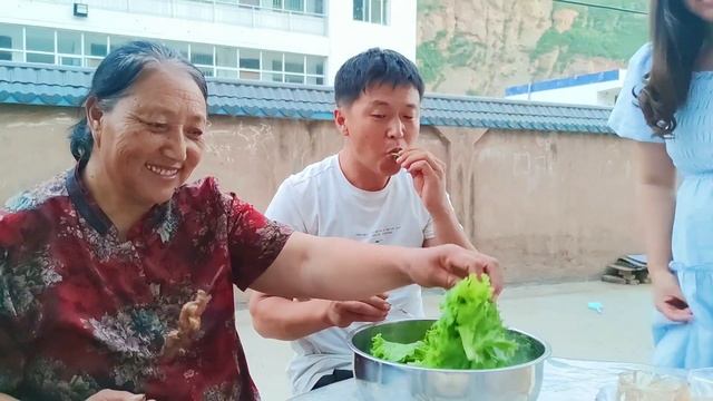 丹丹和家人一起烧烤，菜卷上肉一大口满足，夏天的小院太快乐了！【胖手手丹丹】 смотреть онлайн