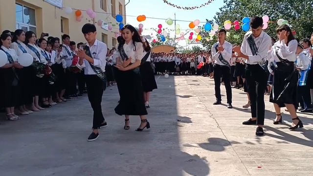 Битирувчи ўқувчилардан рақс. Сўнгги қўнғироқ билан. Битирувчи 2024. смотреть онлайн