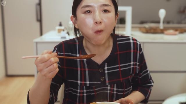 Real Mukbang:) Kimchi stew & Egg rolls eaten for the first time at my country house смотреть онлайн