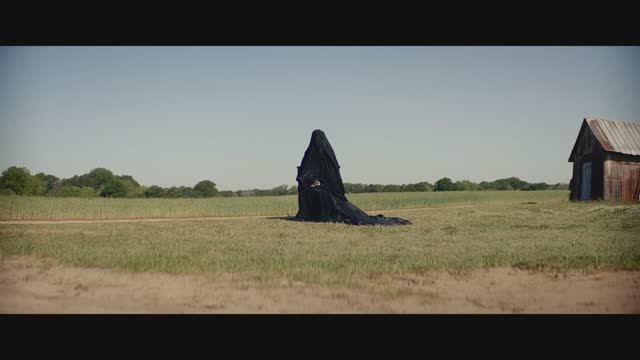Женщина во дворе - Русский трейлер (2025) смотреть онлайн