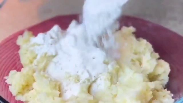 Картофельные пирожки с фаршем. смотреть онлайн