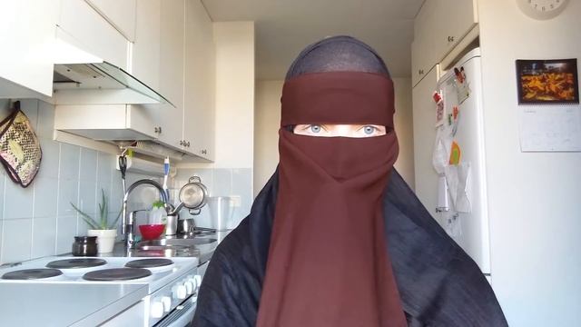 Can She Even Eat? | THE BASICS How to eat with the niqab смотреть онлайн