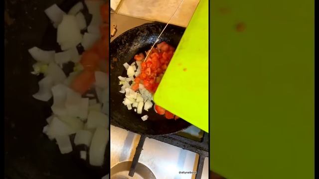 Шакшука. Сытный завтрак. #shorts смотреть онлайн