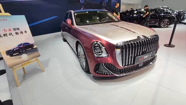 Admiring the exterior of the Hongqi Guoya смотреть онлайн