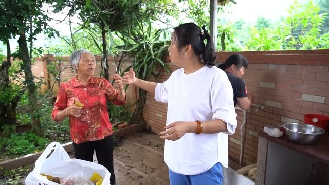 #大秋 誰才能挑起「夏日零食」這面大旗？吃雞小王子請求出戰，挑戰來自梅州的「鹽焗雞爪/雞翅」~【品城記】 смотреть онлайн