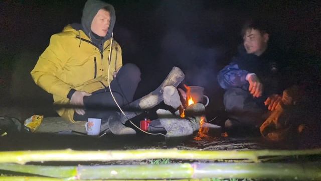 Рыбалка с ночевкой на налима! Готовим на костре, ловим налима, леща, отдых в компании друзей☺️ смотреть онлайн