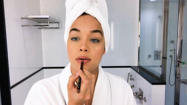Model Jasmine Sanders’s Golden Barbie Beauty Tutorial | Vogue смотреть онлайн