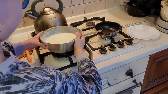 Жарю блины маме./Fry pancakes for mom. смотреть онлайн
